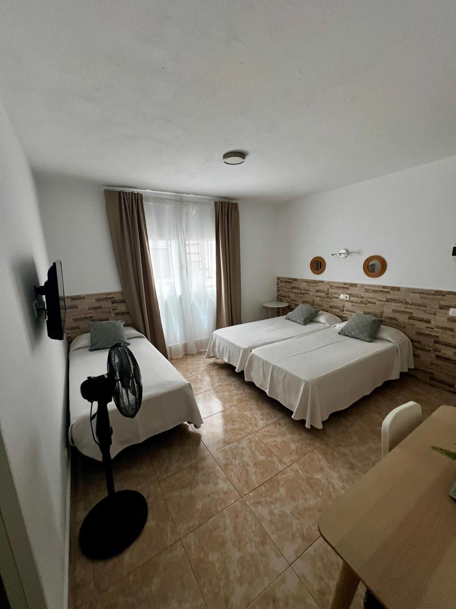 Hostal Residencia Cardona Арресифе Экстерьер фото