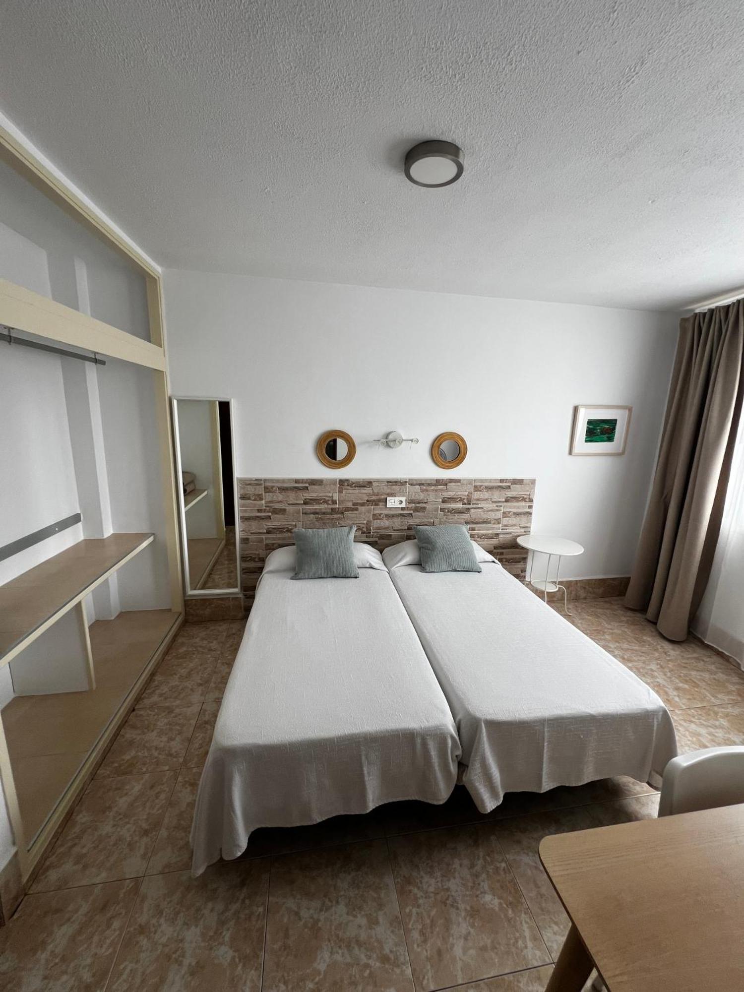 Hostal Residencia Cardona Арресифе Экстерьер фото