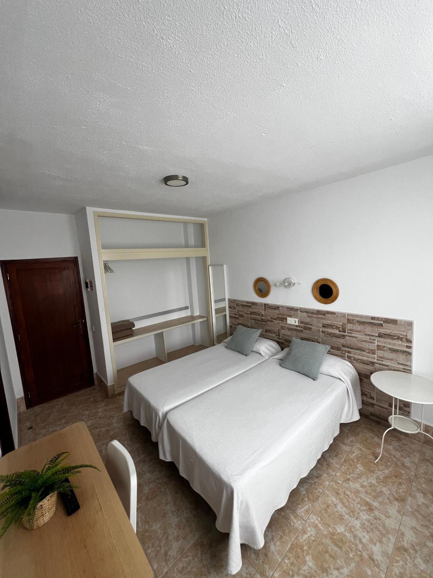 Hostal Residencia Cardona Арресифе Экстерьер фото