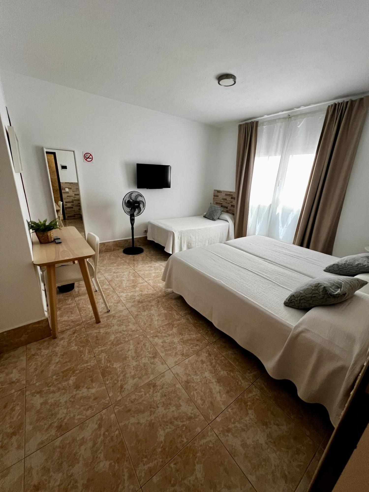 Hostal Residencia Cardona Арресифе Экстерьер фото