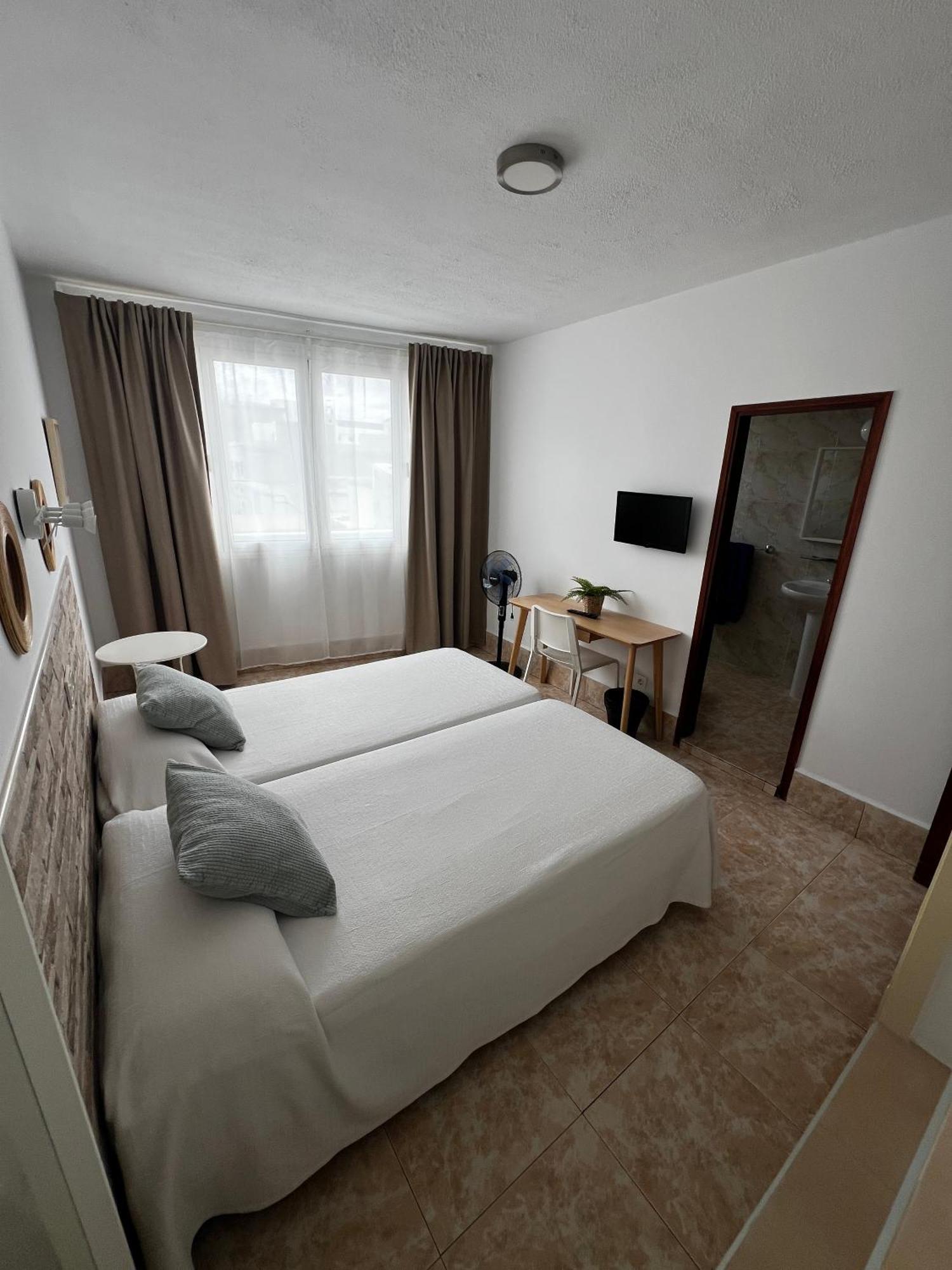 Hostal Residencia Cardona Арресифе Экстерьер фото