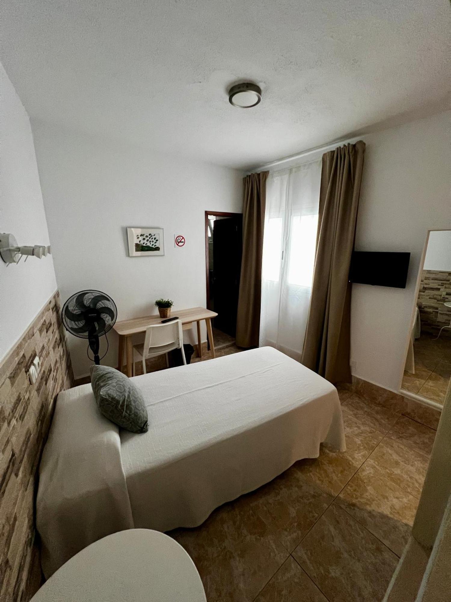Hostal Residencia Cardona Арресифе Экстерьер фото