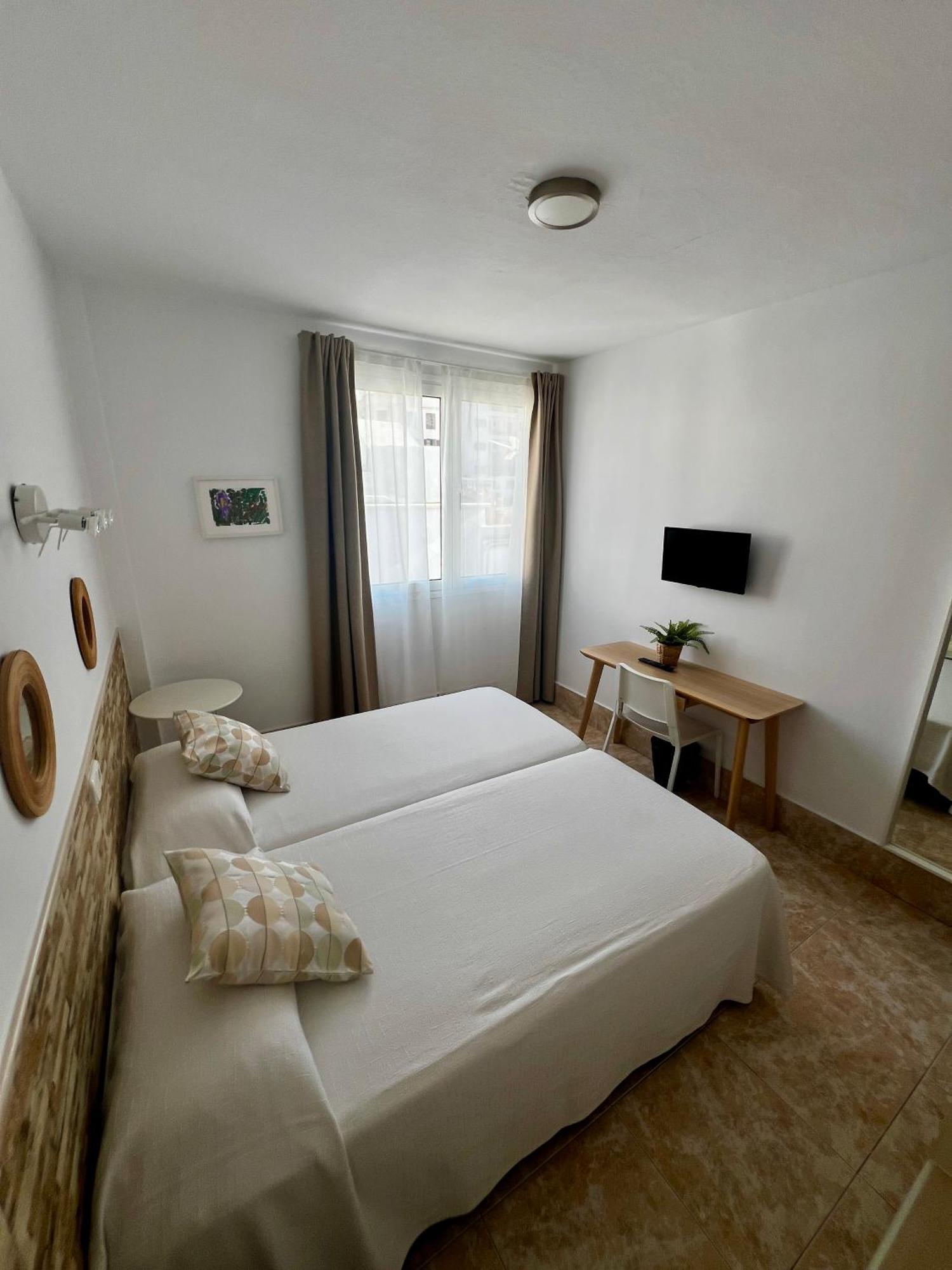 Hostal Residencia Cardona Арресифе Экстерьер фото