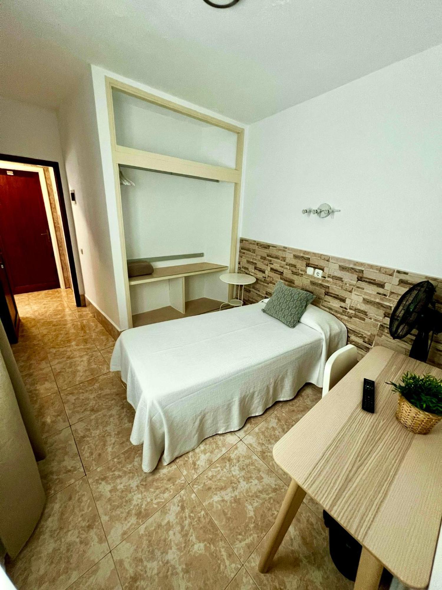 Hostal Residencia Cardona Арресифе Экстерьер фото